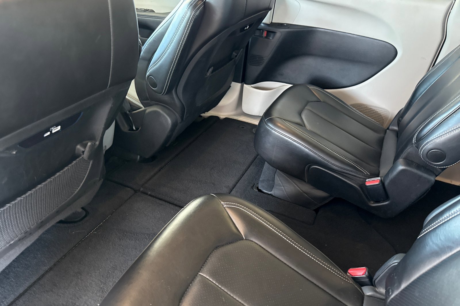 Certified 2023 Chrysler Pacifica Touring-L image 12