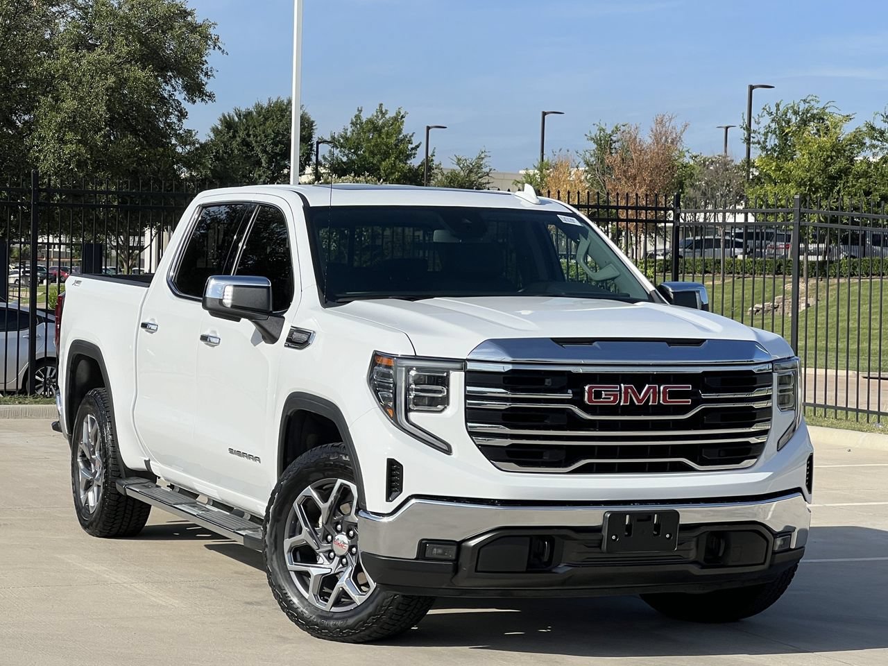 Used 2025 GMC Sierra 1500 SLT AWD/4WD image 2