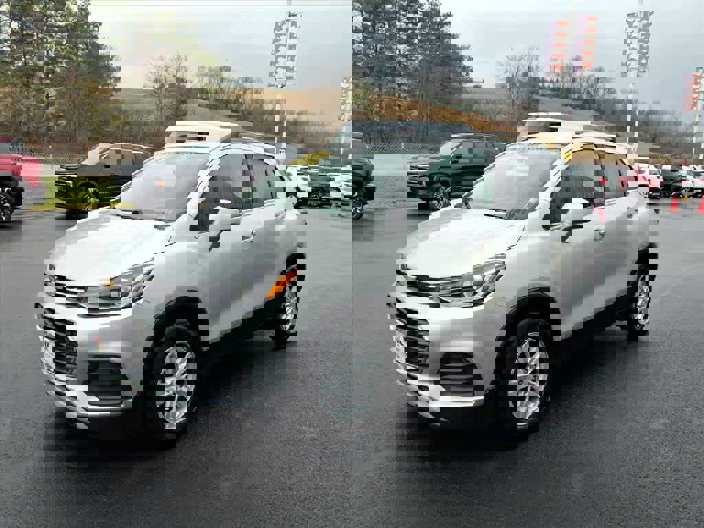 Used 2018 Chevrolet Trax LT w/ LT Convenience Package image 3