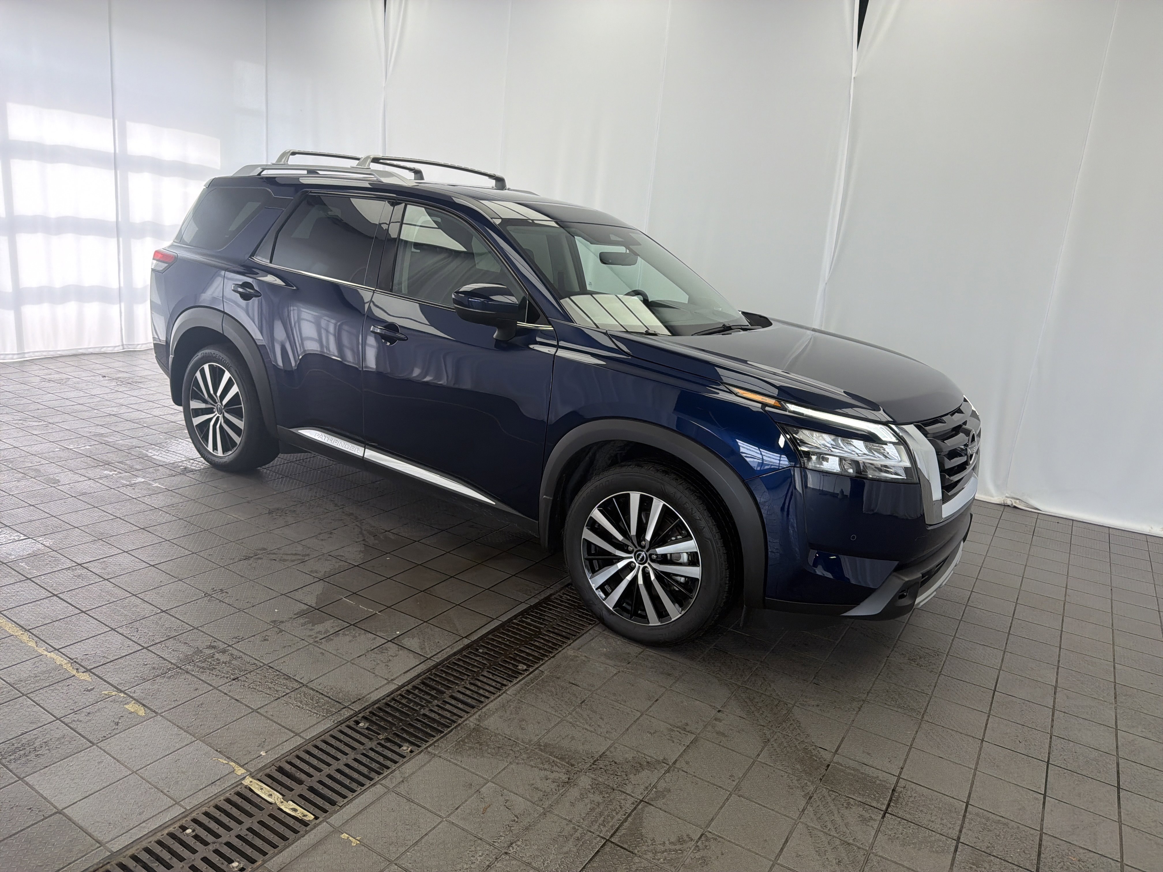 Used 2024 Nissan Pathfinder Platinum w/ Cargo Package image 3