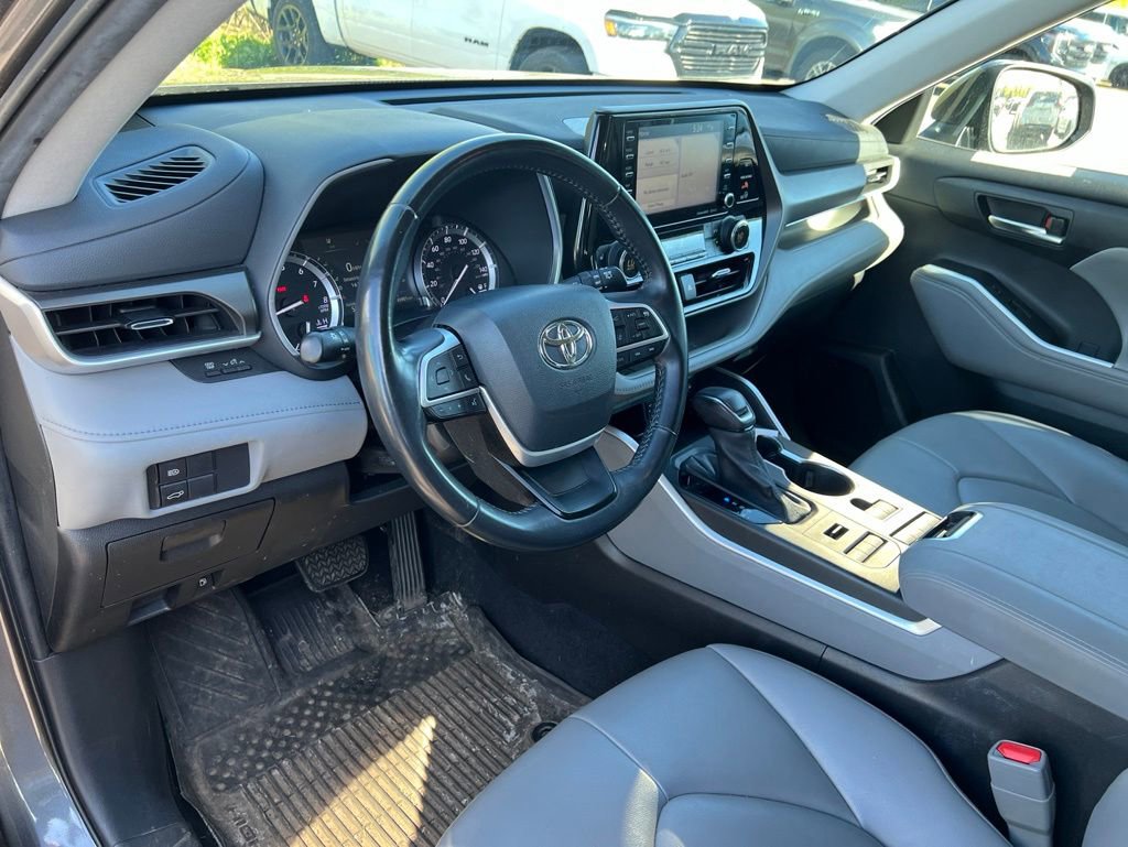 Used 2022 Toyota Highlander XLE AWD/4WD image 5