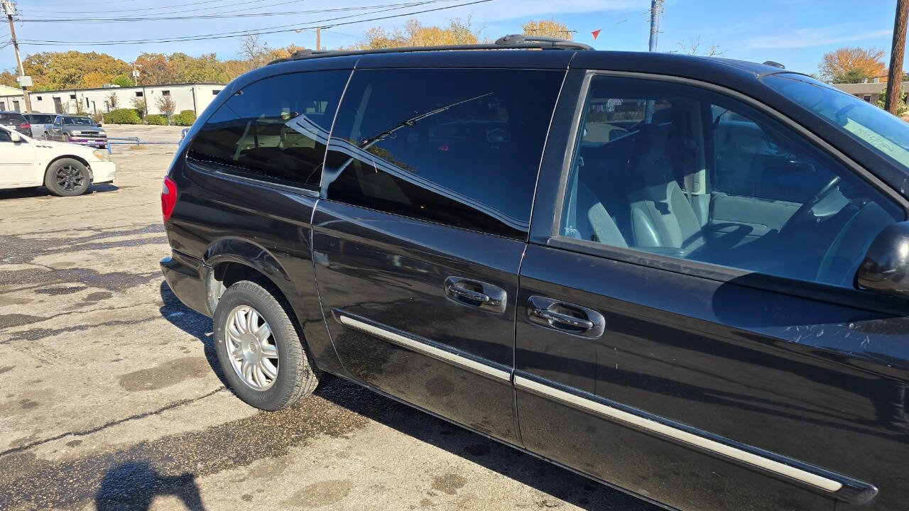 Used 2007 Chrysler Town & Country Touring image 6