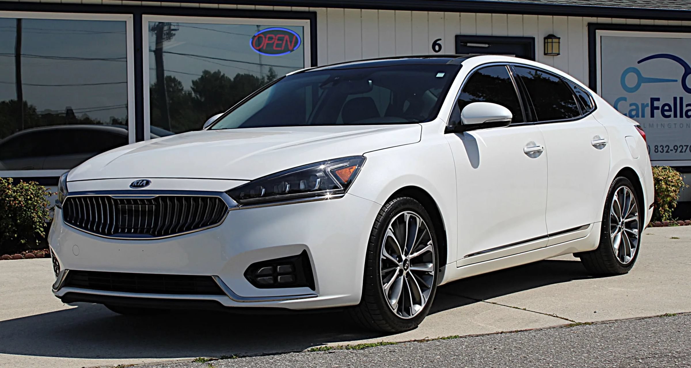 Used 2019 Kia Cadenza Technology