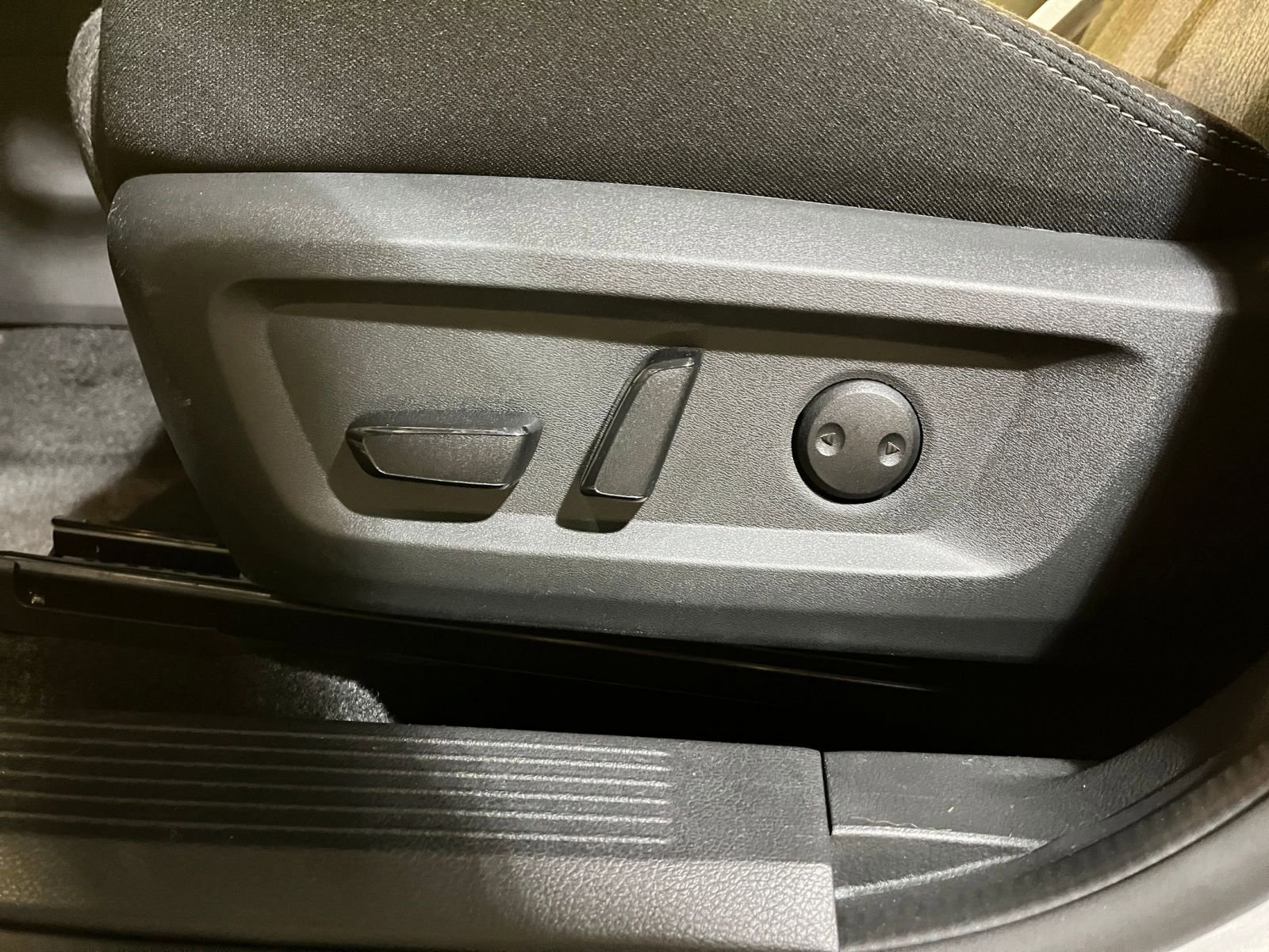 Used 2025 Nissan Rogue SV image 24