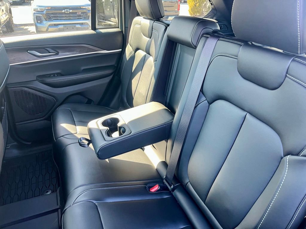 Used 2025 Jeep Grand Cherokee Limited w/ Black Appearance Package image 25