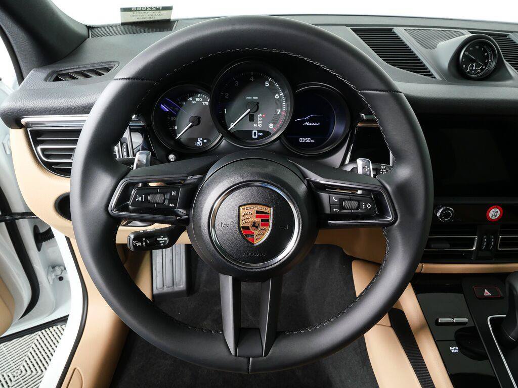 Certified 2026 Porsche Macan AWD/4WD image 9