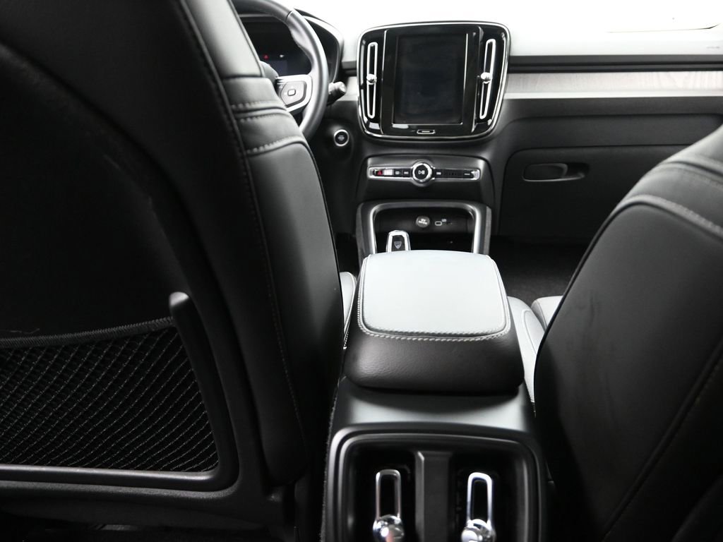 Used 2025 Volvo XC40 B5 Plus image 15