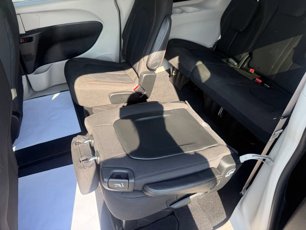 Used 2020 Chrysler Pacifica Touring w/ Advanced Safetytec Group FWD image 34