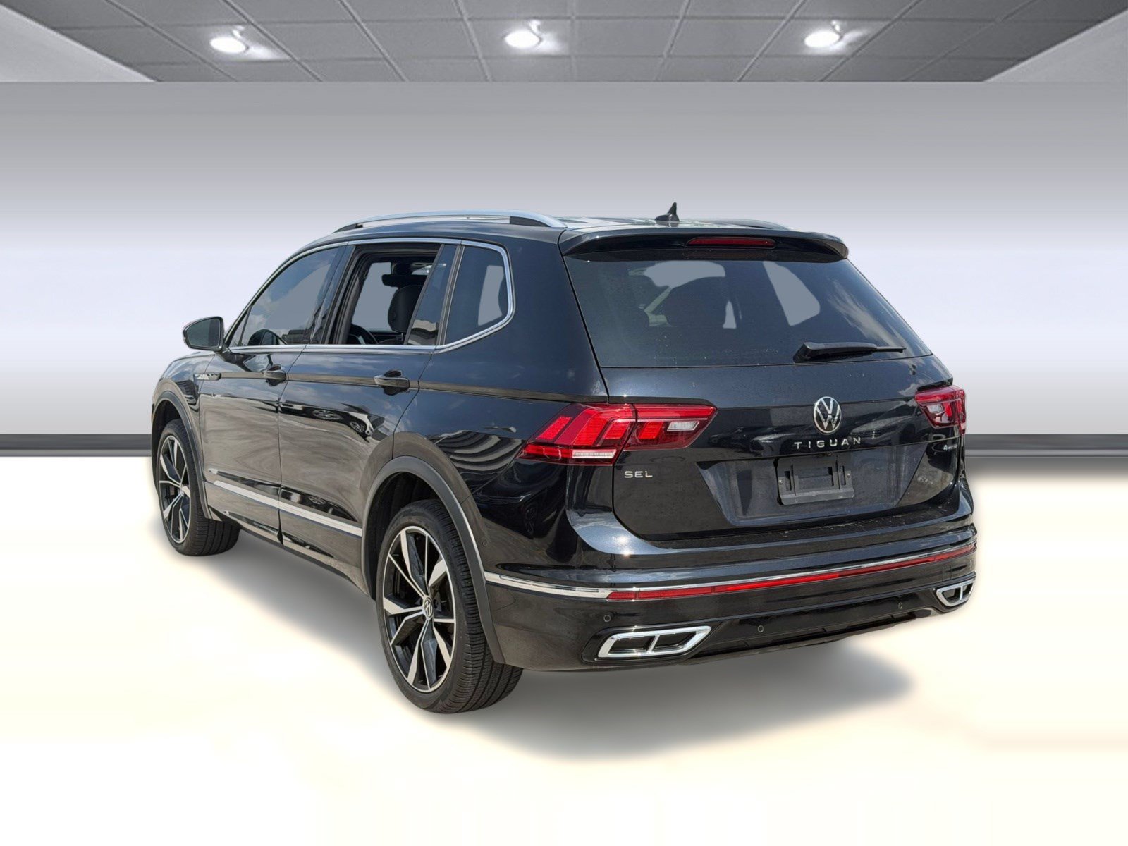 Used 2024 Volkswagen Tiguan SEL R-Line w/ MDO Package, Two-Row AWD/4WD image 3