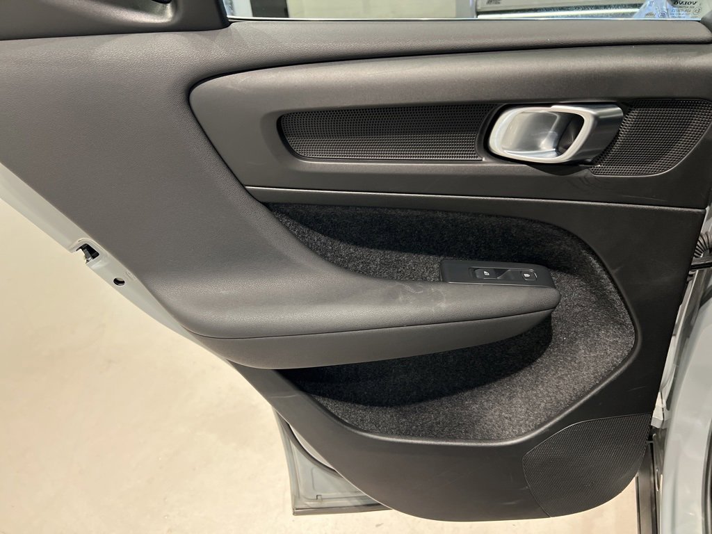 Used 2025 Volvo XC40 B5 Core image 28
