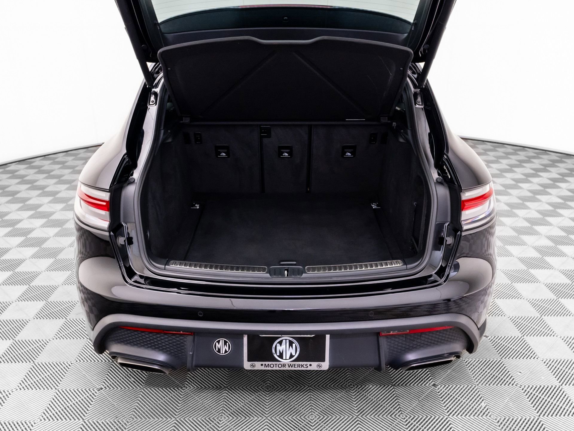 Certified 2023 Porsche Macan AWD/4WD image 29