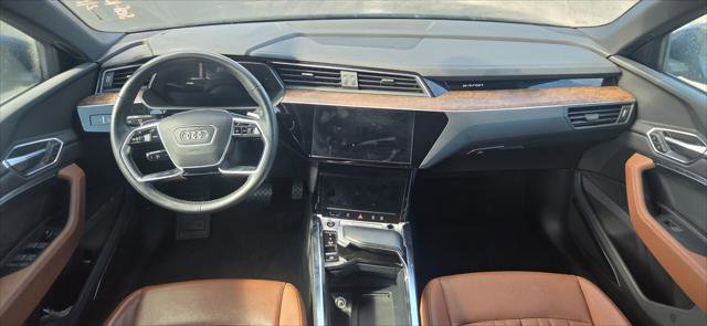 Used 2022 Audi e-tron Premium Plus w/ Premium Plus Package image 24