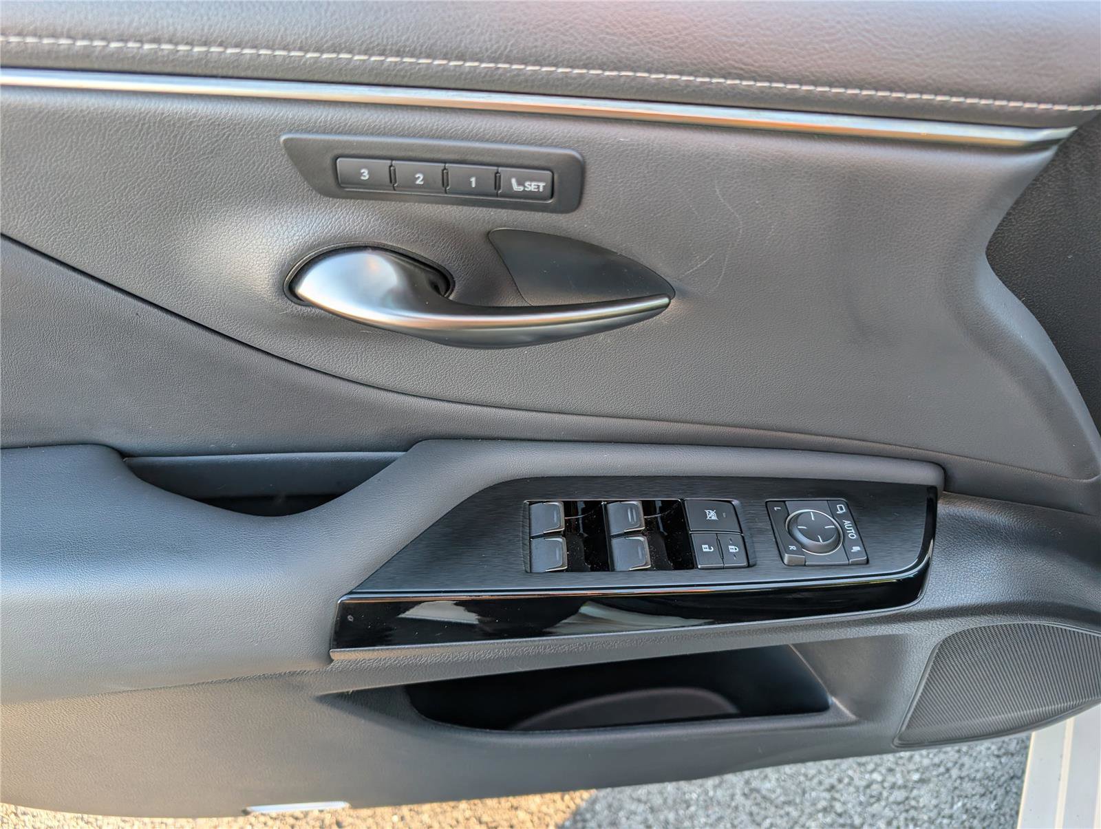 Certified 2023 Lexus ES 350 w/ Premium Package image 18