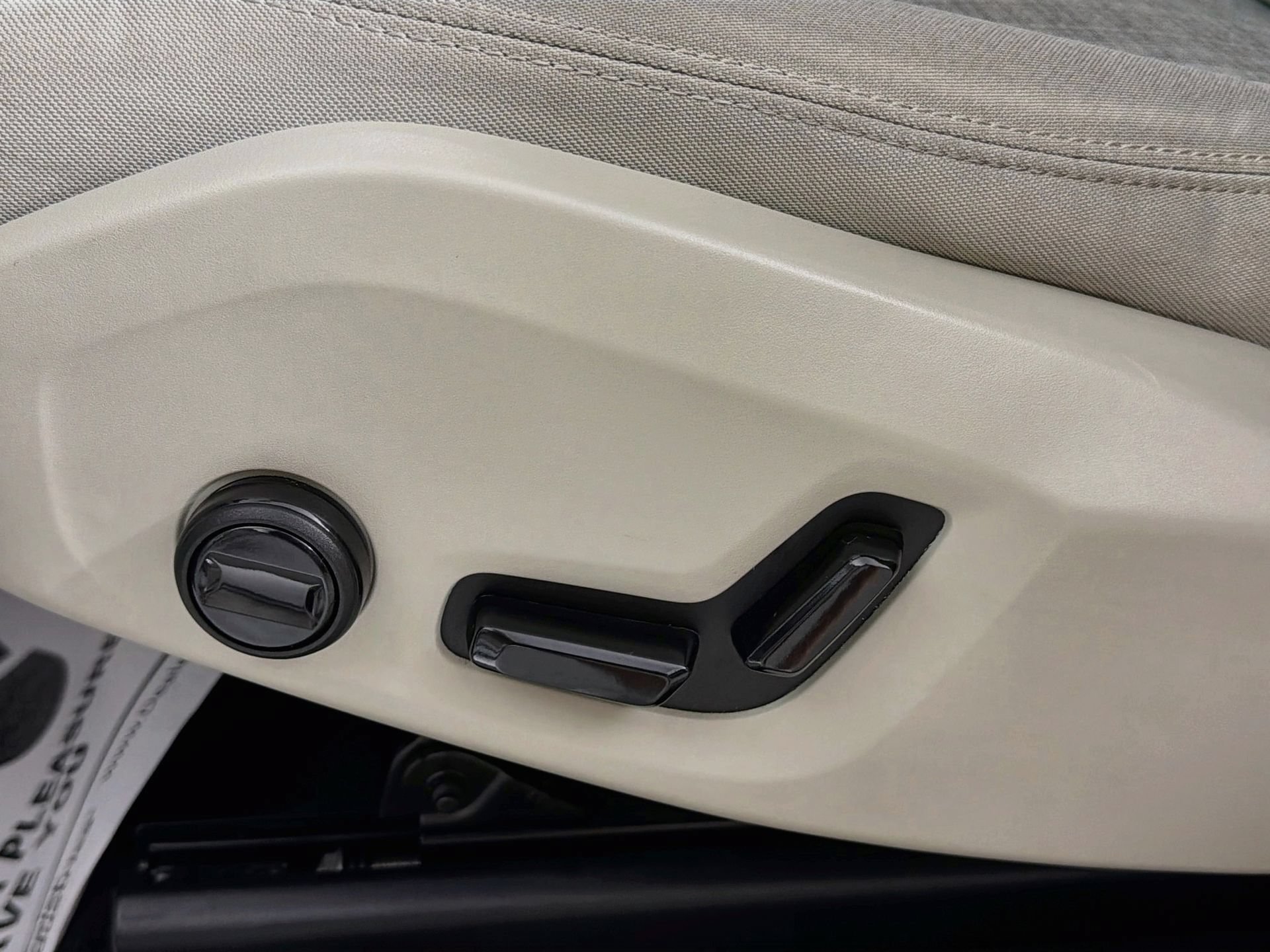 Certified 2022 Volvo XC60 B5 Momentum w/ Advanced Package FWD image 18