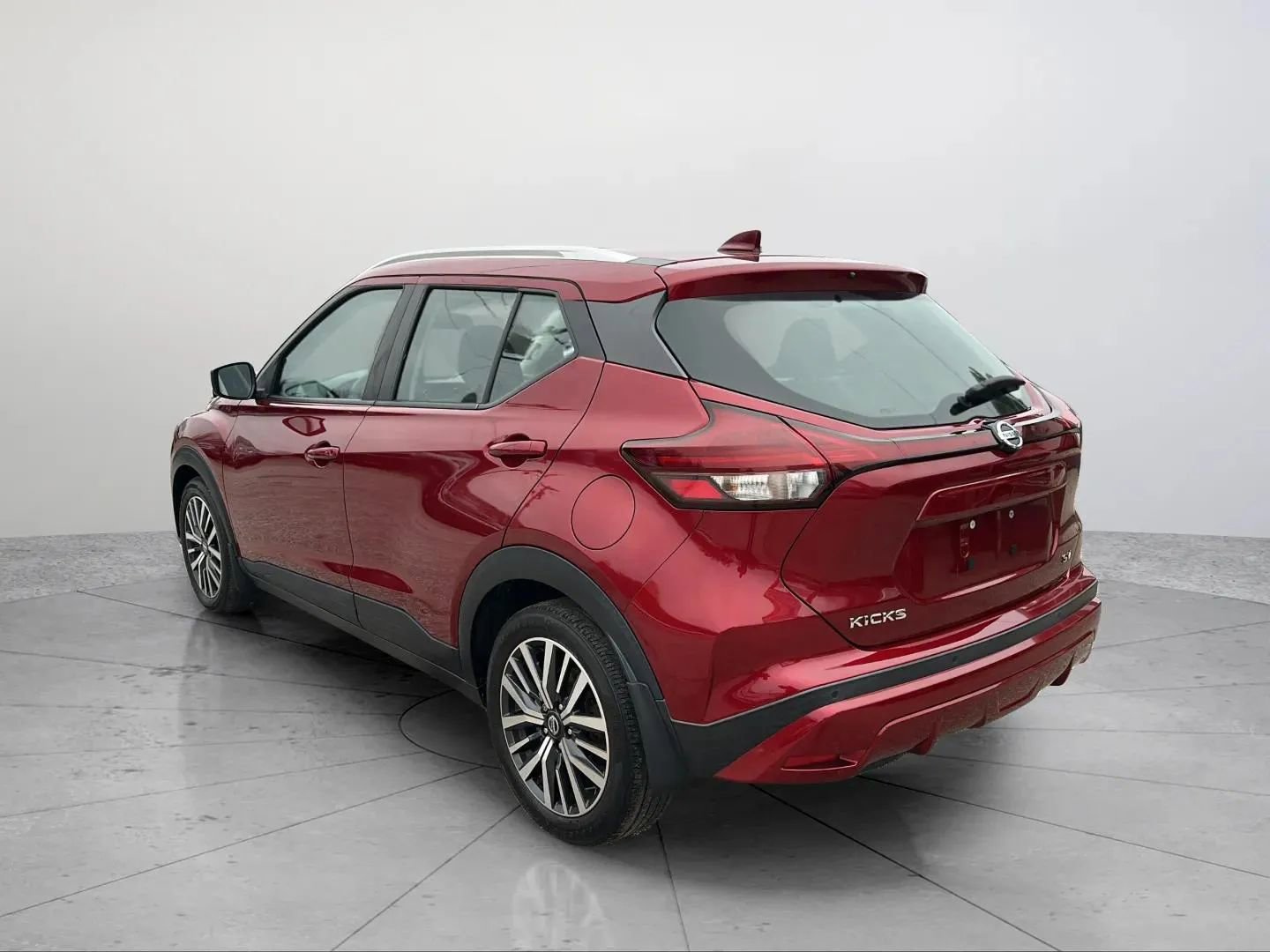 Used 2021 Nissan Kicks SV image 3