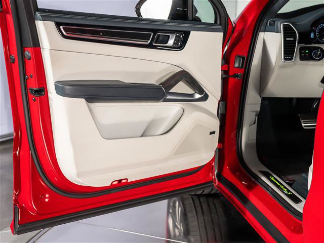 Certified 2023 Porsche Cayenne Turbo S AWD/4WD image 33