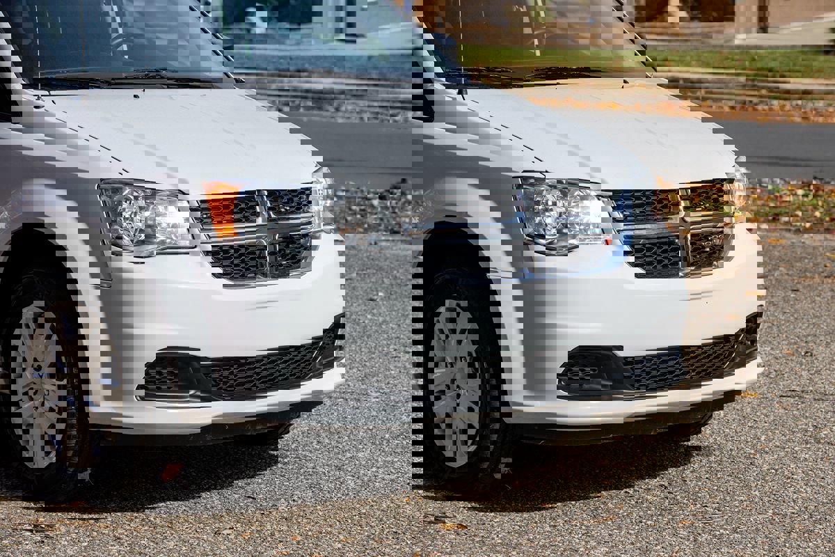 Used 2019 Dodge Grand Caravan SE w/ UConnect Hands-Free Group image 6