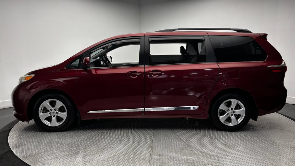 Used 2015 Toyota Sienna LE FWD image 4