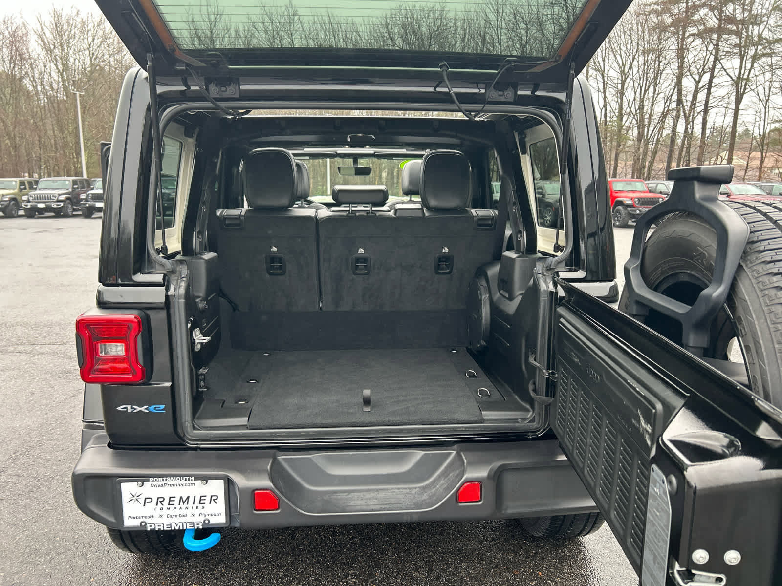 Used 2022 Jeep Wrangler Unlimited Sahara w/ Cold Weather Group image 34