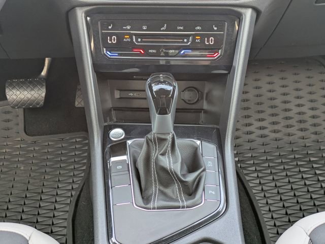 Certified 2025 Volkswagen Taos SE image 19