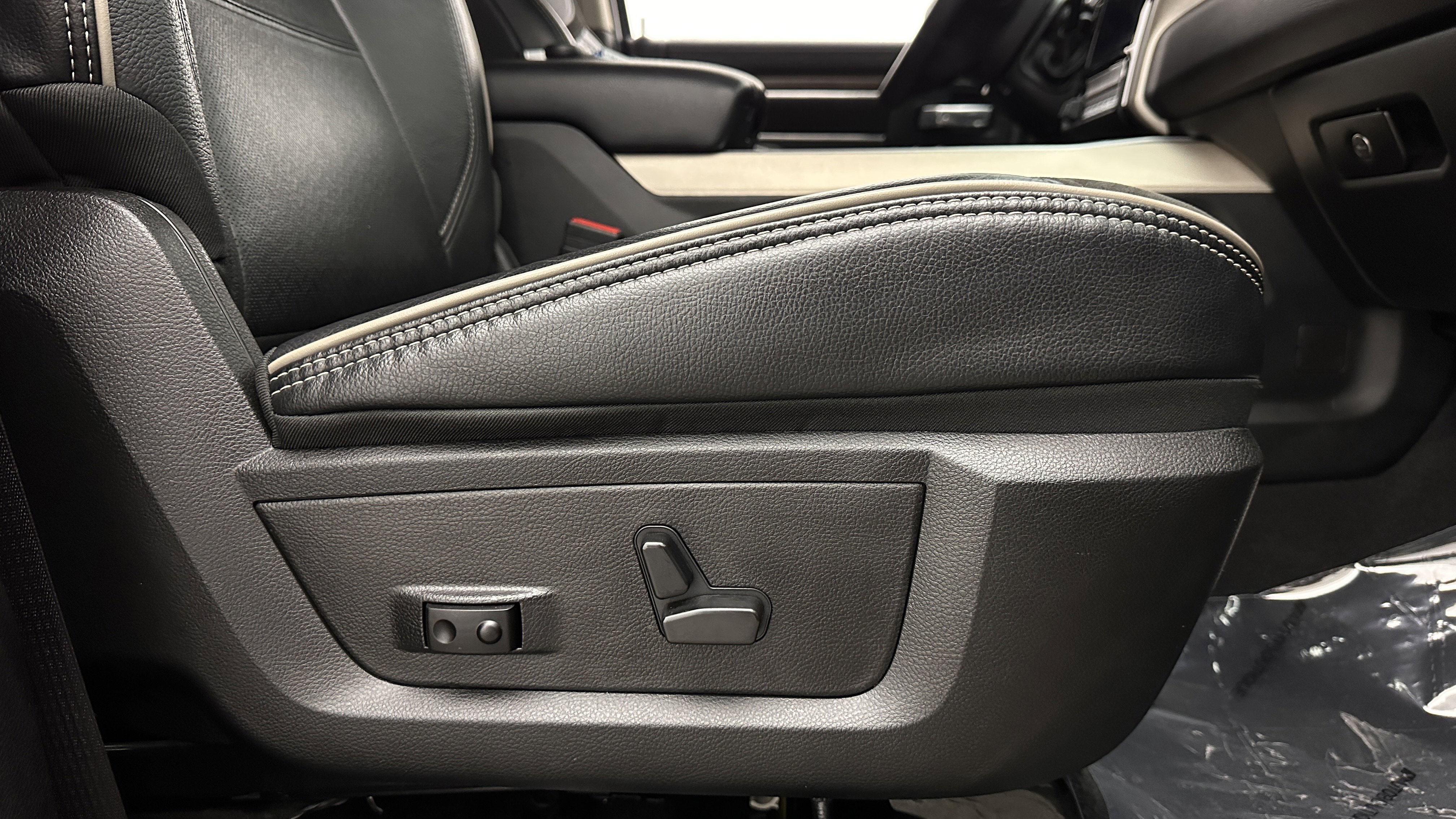 Used 2024 RAM 3500 Laramie w/ Towing Technology Group image 40