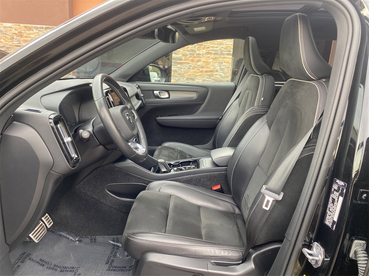 Used 2021 Volvo XC40 T5 R-Design image 9