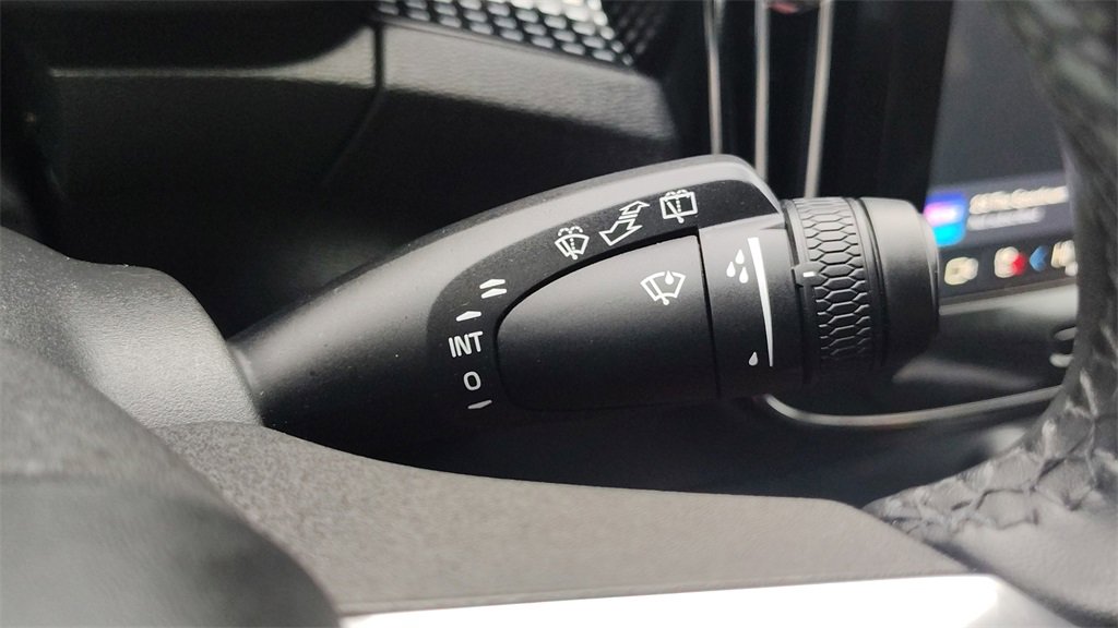 Used 2025 Volvo XC40 B5 Plus image 16