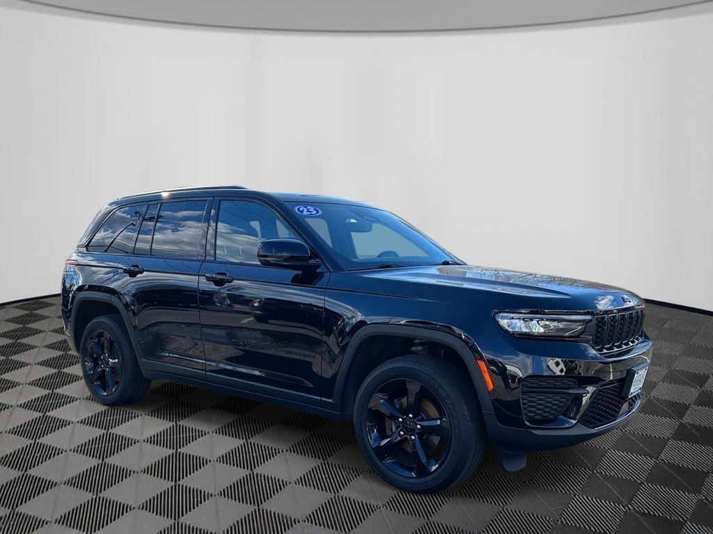Used 2023 Jeep Grand Cherokee Altitude image 3