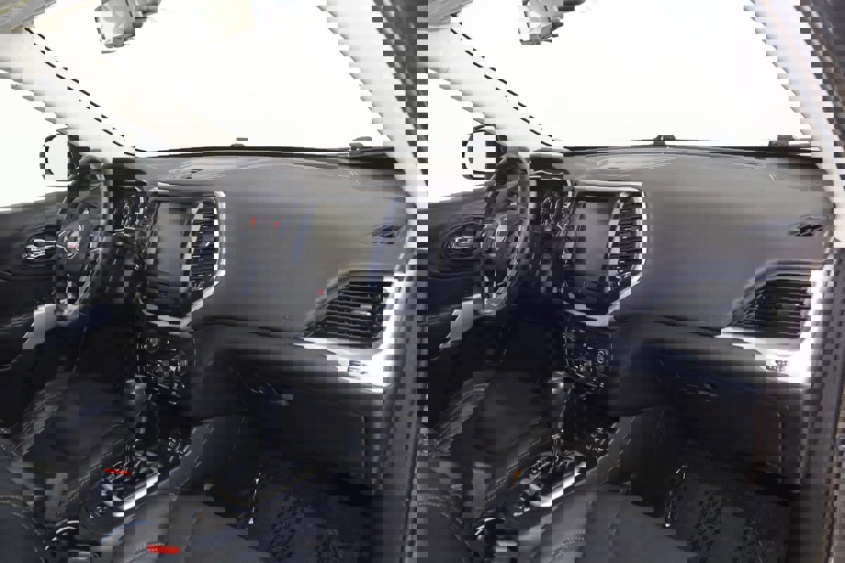 Used 2018 Jeep Cherokee Latitude Plus w/ Cold Weather Group FWD image 38