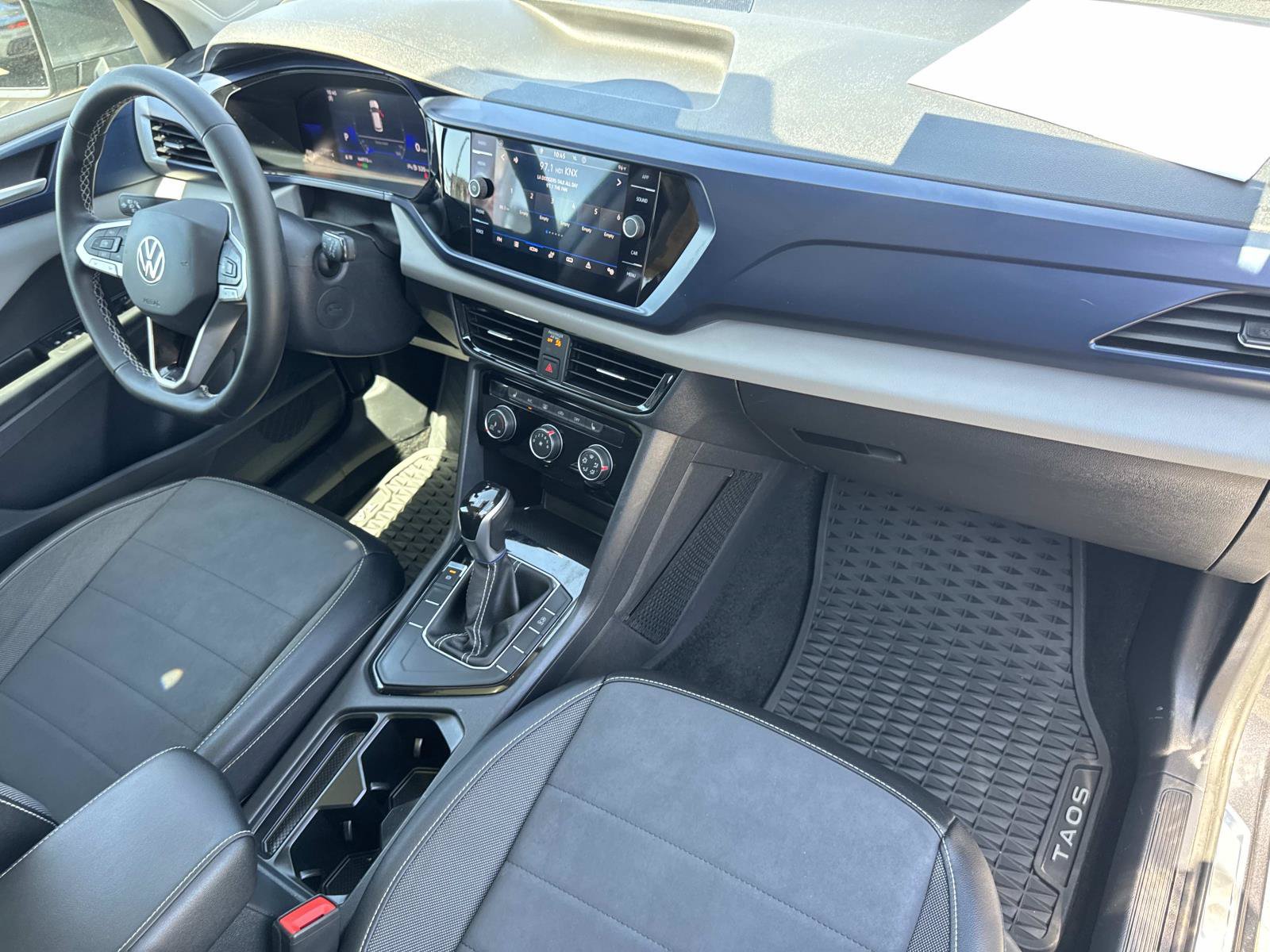 Certified 2023 Volkswagen Taos SE w/ Panoramic Sunroof Package FWD image 31