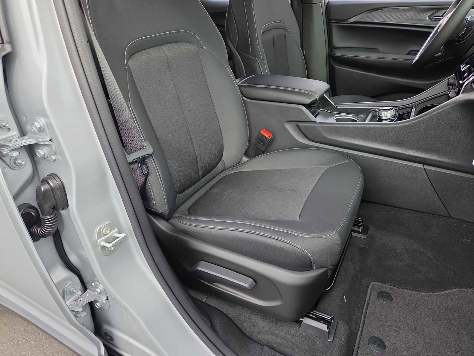 New 2025 Jeep Grand Cherokee Laredo X w/ Luxury Tech Group I image 22