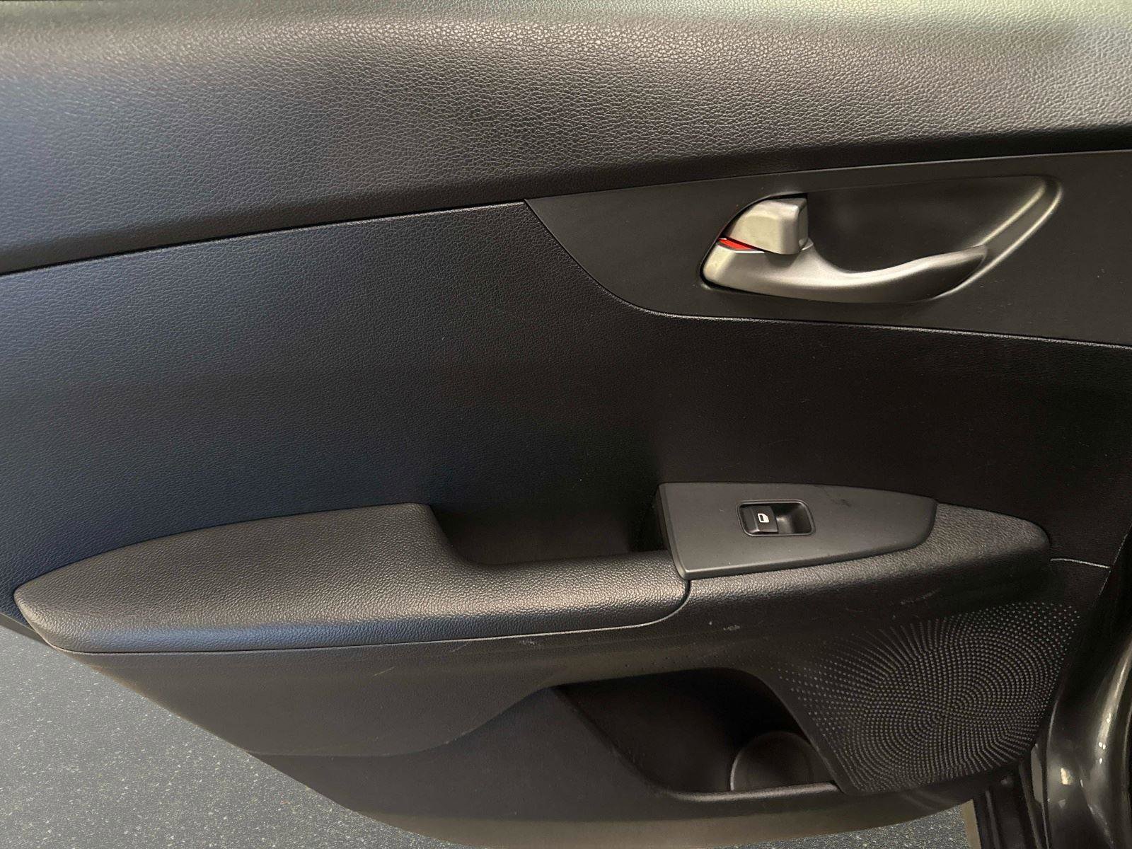 Used 2019 Kia Forte LXS image 11