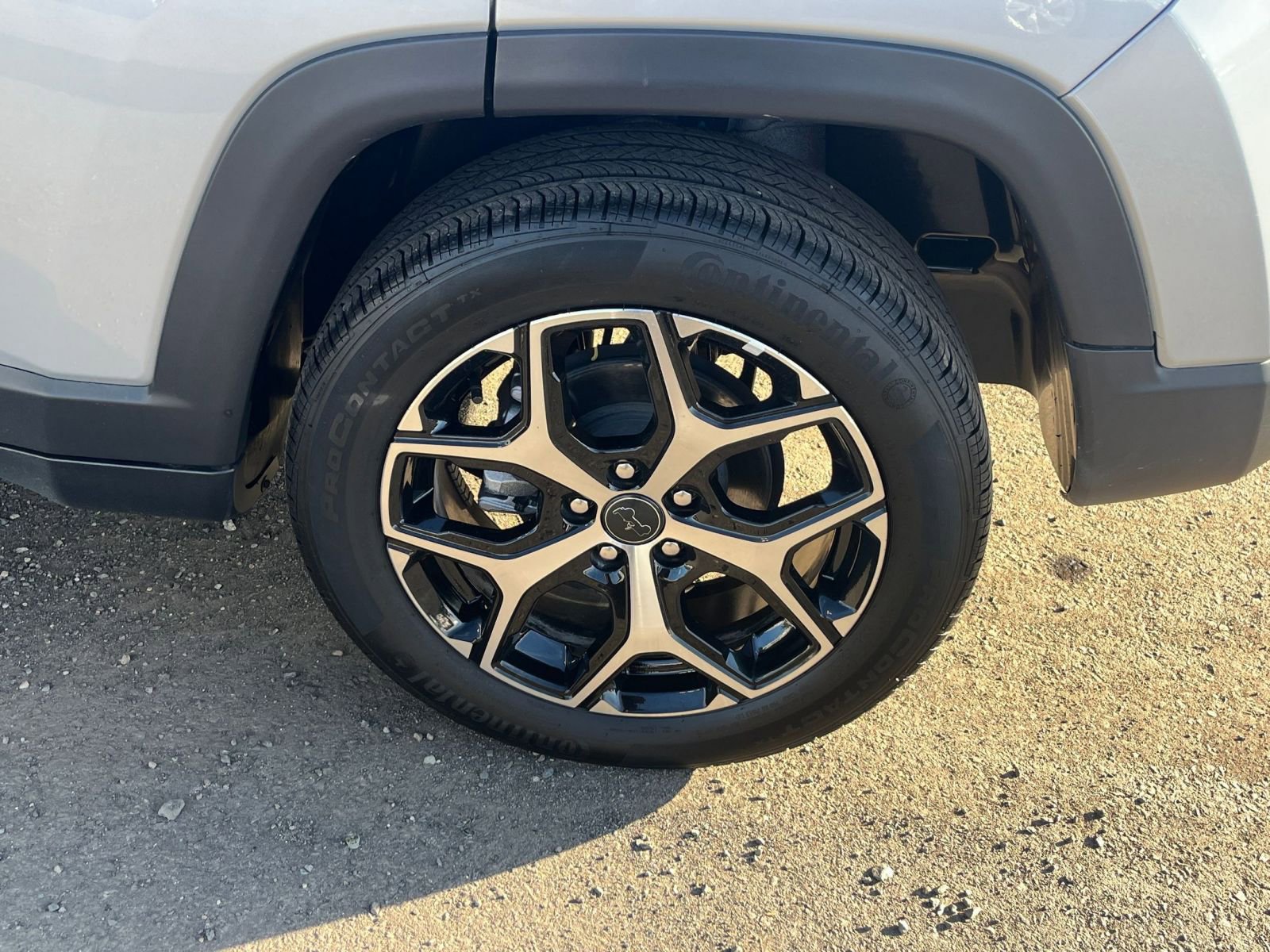 Used 2025 Jeep Compass Limited image 31