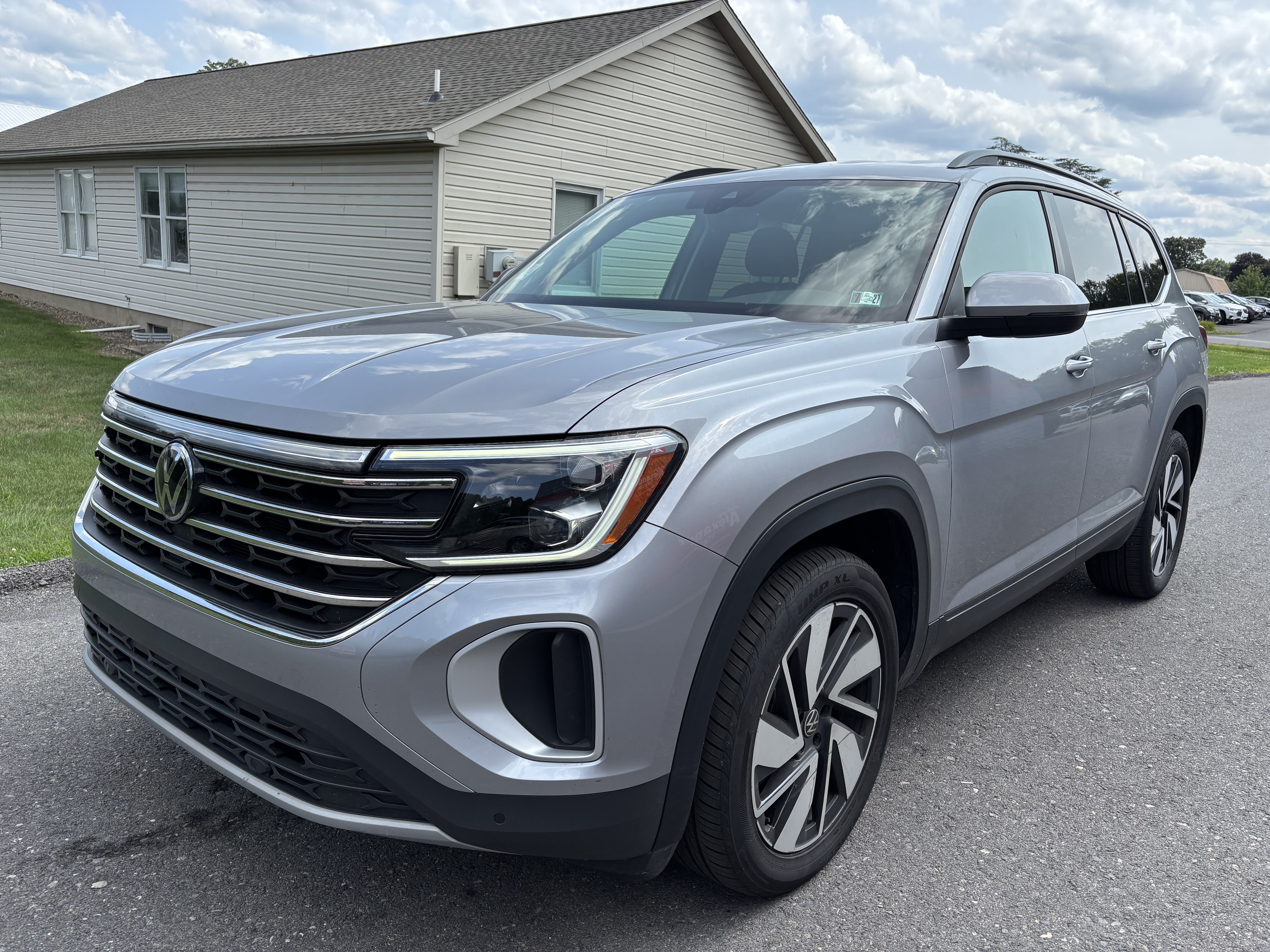 Used 2025 Volkswagen Atlas SE AWD/4WD image 8