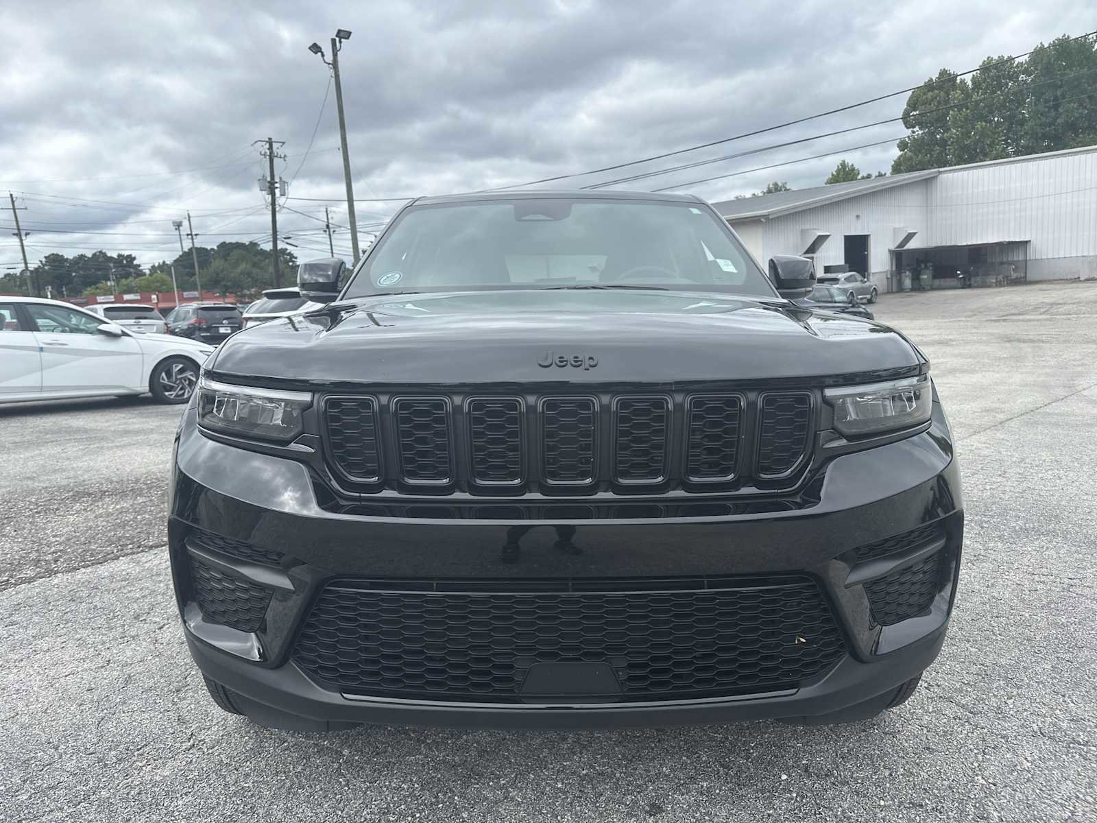Used 2024 Jeep Grand Cherokee Altitude image 3