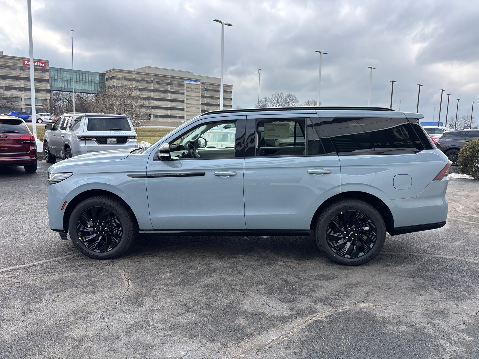 New 2026 Lincoln Navigator Reserve w/ Jet Appearance Package AWD/4WD image 4
