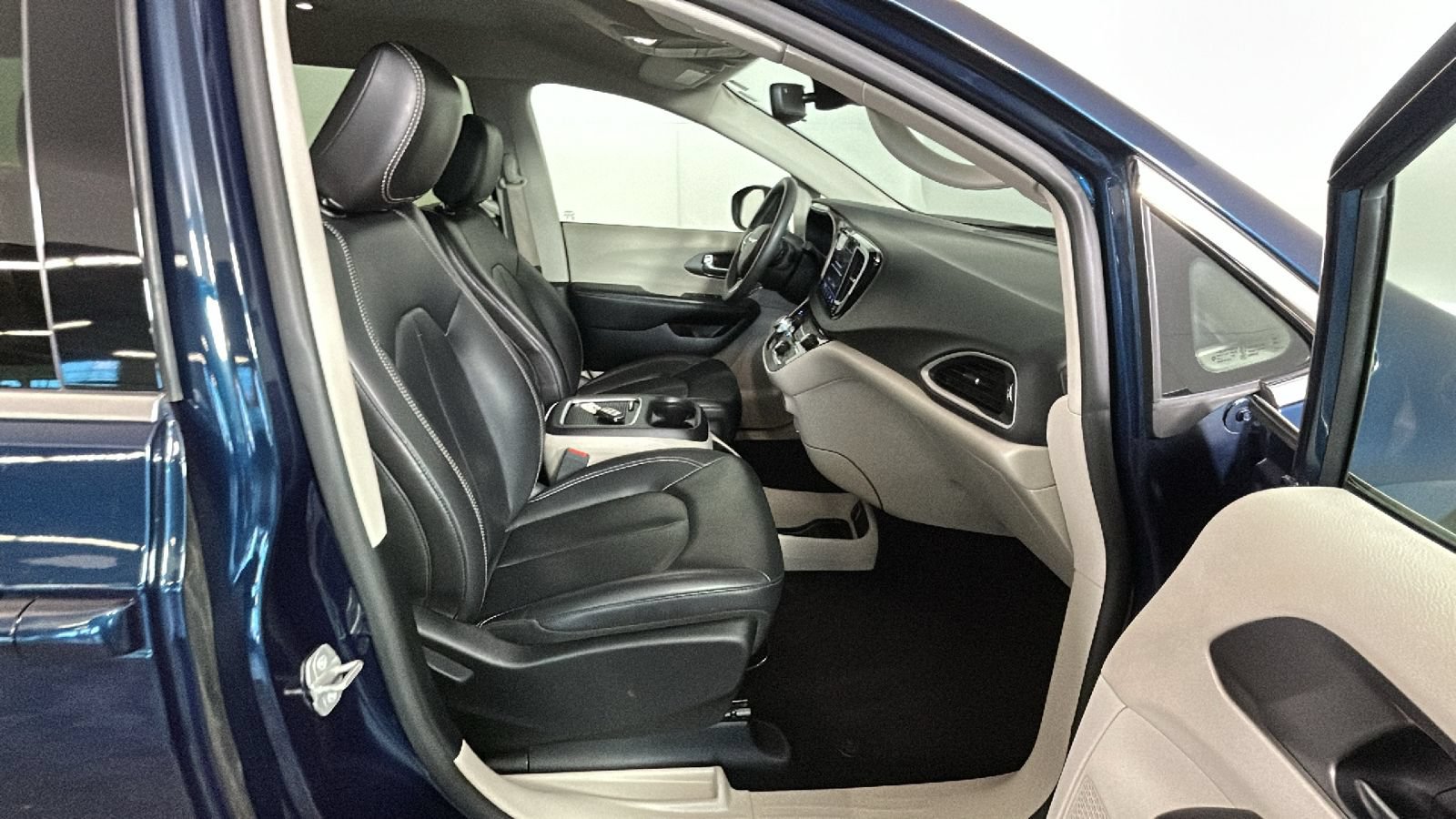 Used 2023 Chrysler Pacifica Touring-L FWD image 33