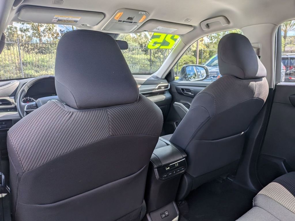 Used 2025 Toyota Highlander LE image 25