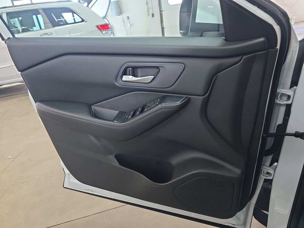 Used 2024 Nissan Rogue SV AWD/4WD image 27