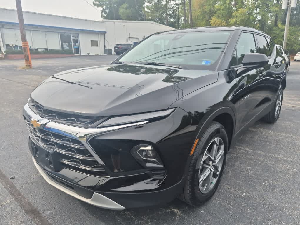 Used 2025 Chevrolet Blazer LT FWD image 3