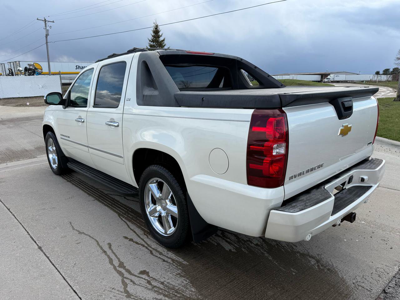 Used 2011 Chevrolet Avalanche LTZ image 9