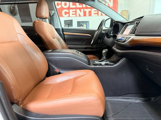 Used 2017 Toyota Highlander AWD V6 image 29