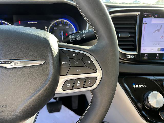 Certified 2024 Chrysler Pacifica Touring-L image 15
