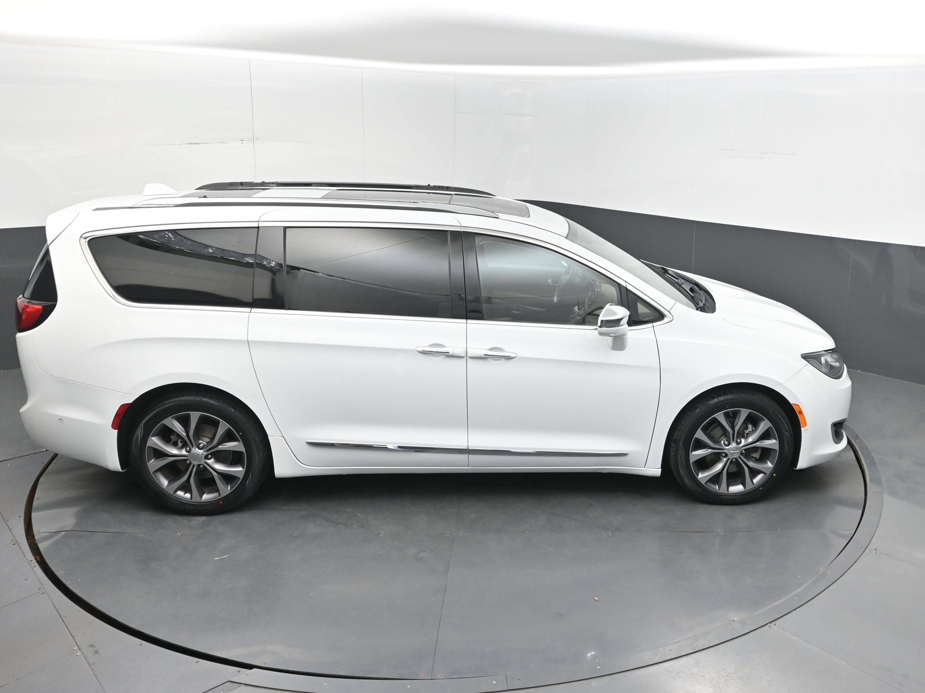 Used 2017 Chrysler Pacifica Limited FWD image 25