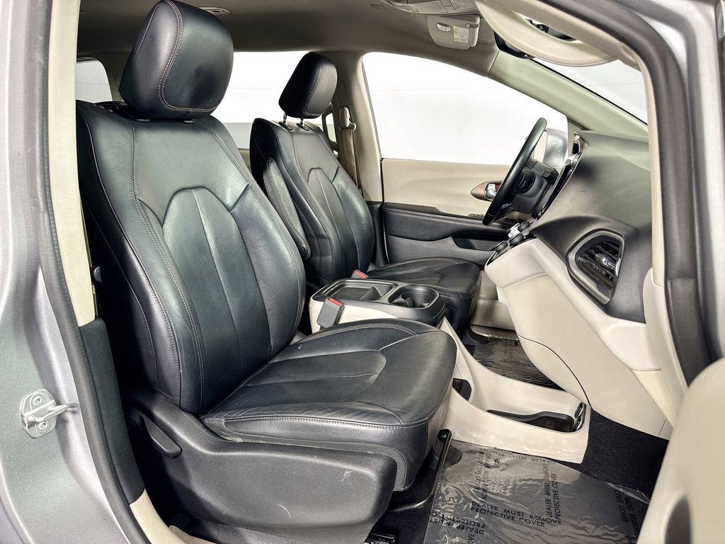 Used 2018 Chrysler Pacifica Touring-L FWD image 33