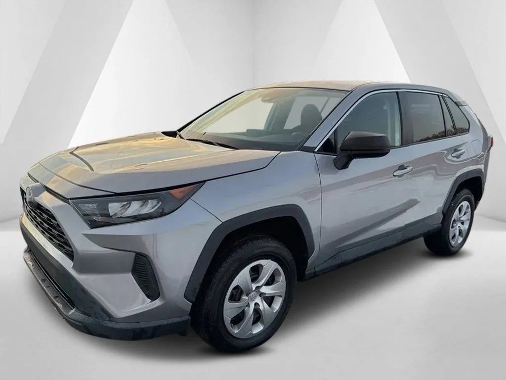 Used 2022 Toyota RAV4 LE FWD image 3