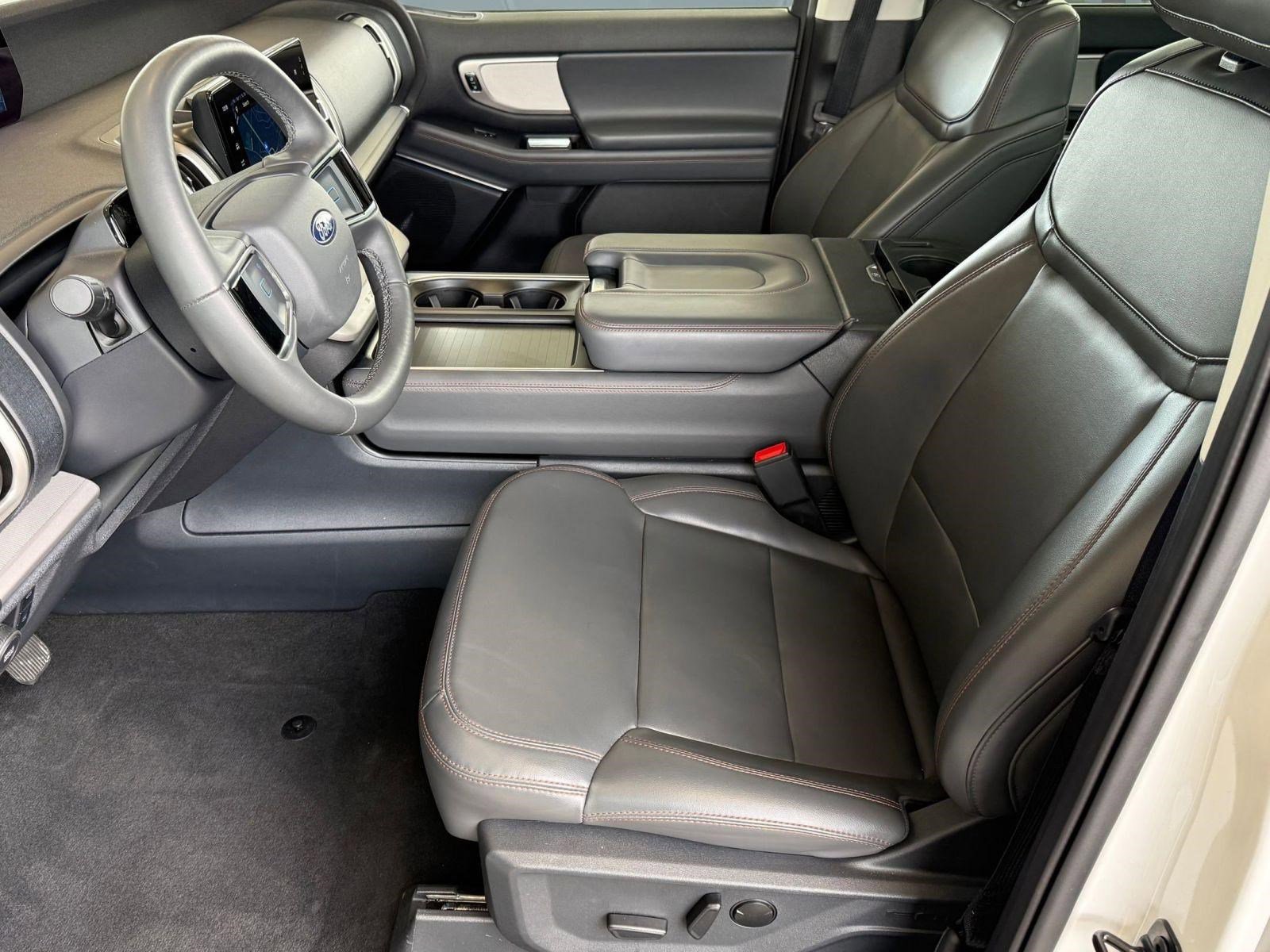 Used 2025 Ford Expedition Active AWD/4WD image 5