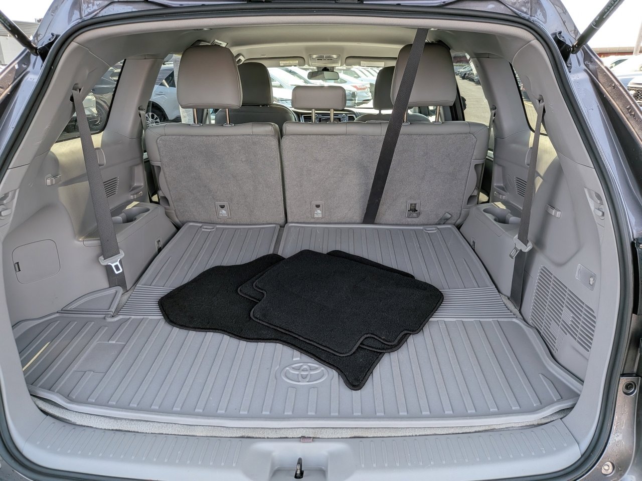 Used 2019 Toyota Highlander LE w/ Carpet Mat Package (TMS) AWD/4WD image 14
