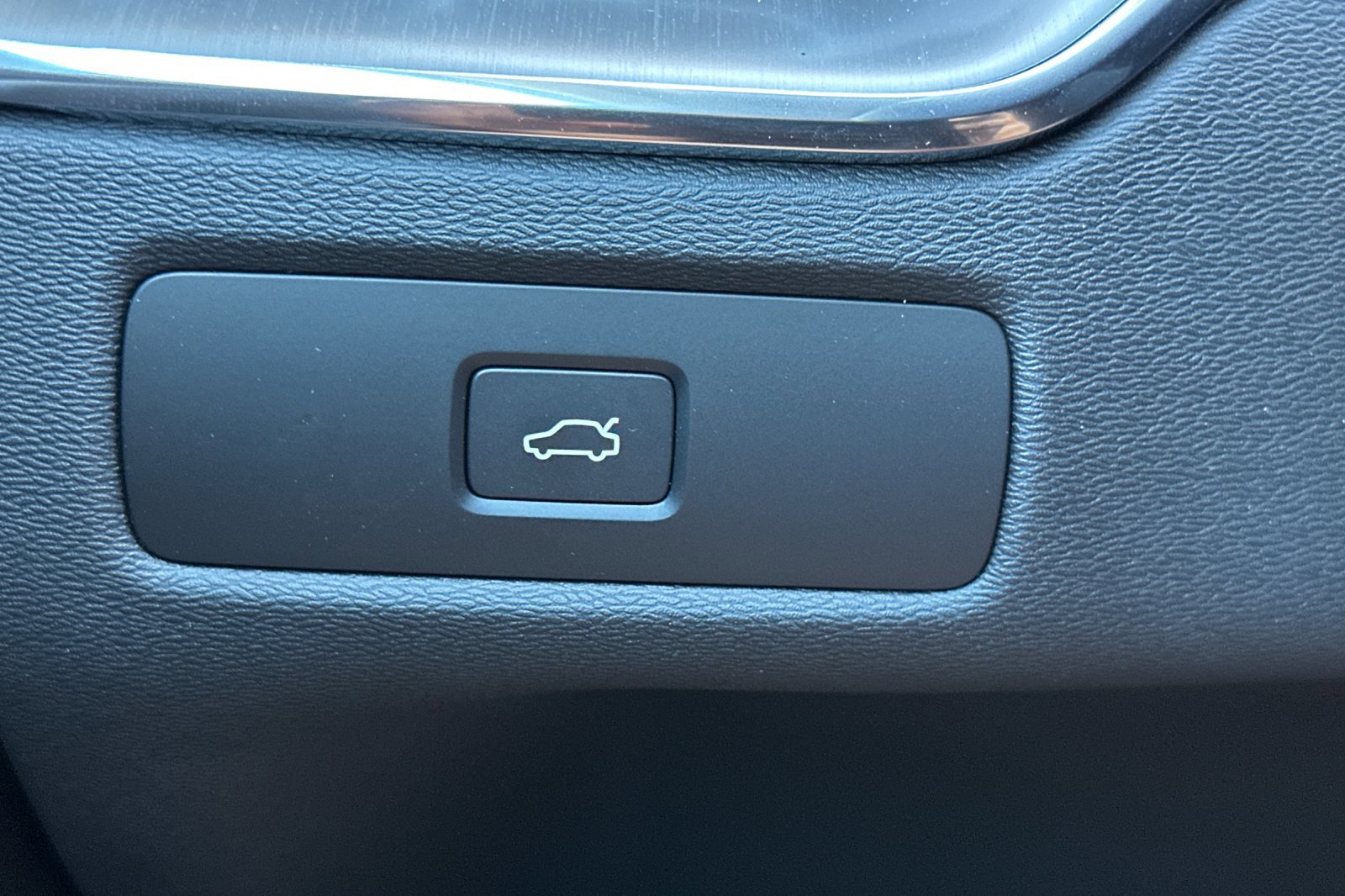 Certified 2025 Volvo XC60 B5 Core w/ Protection Package Premier image 31