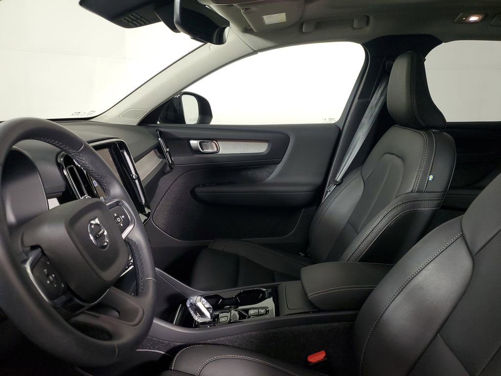 Certified 2025 Volvo XC40 B5 Plus image 25